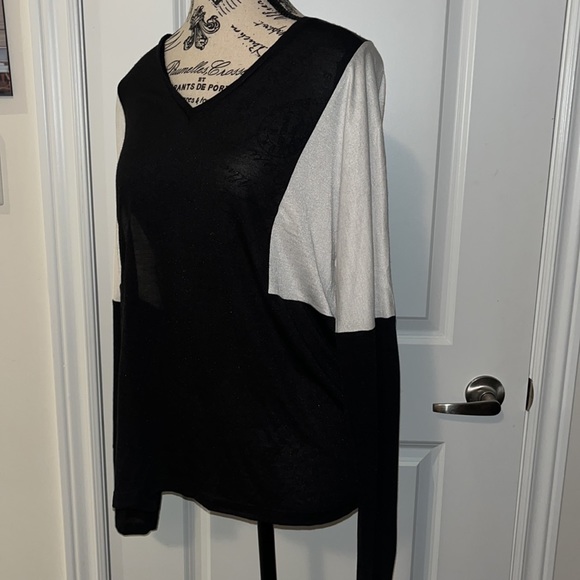 Vince Women’s Colorblock Long Sleeve V neck Tee Black White - Picture 3 of 7